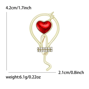 Spilla creativa a forma di lampadina con cuore rosso, smalto e strass lucidi