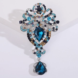 Detalle de broche vintage estilo palacio con cristales azules y base de aleación de plata