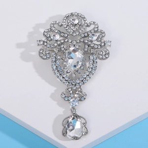 Detalle de broche vintage plateado con strass y colgantes de cristal en forma de gota