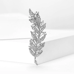 Détail macro de la broche épi de blé argentée avec strass en cristal étincelants