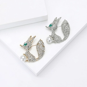 Broche renard élégante avec cristaux blancs et perles sur bases or et argent