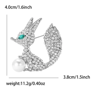 Détails et dimensions de la broche renard argentée avec strass et perle blanche