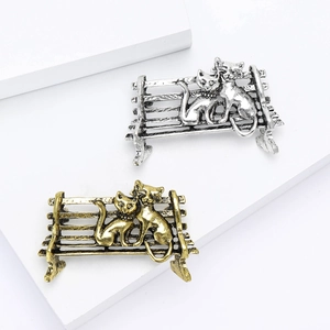 Broches vintage chat sur banc en alliage argent et or pour costumes et chemises
