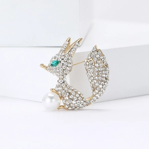Broche renard élégante avec strass, œil vert émeraude et perle sur socle doré