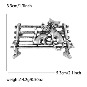 Vue détaillée de la broche chat rétro avec dimensions de 5,3 cm de large et 3,3 cm de haut