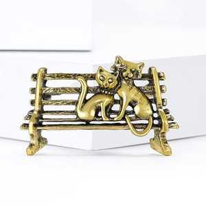 Broche chat sur banc vintage doré avec détails en relief et fini antique pour costumes