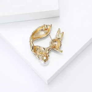Vue détaillée du dos de la broche renard doré avec perle blanche et fermoir épingle