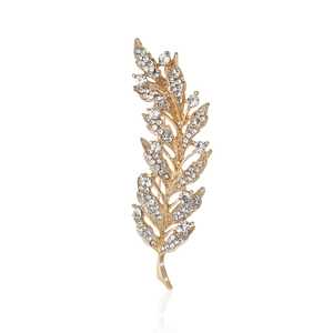 Élégante broche d'épi de blé dorée avec des cristaux étincelants sur fond blanc