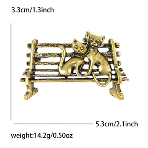 Broche chat vintage sur banc doré avec dimensions et poids sur fond blanc épuré