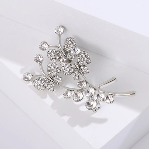 Détail d'une broche papillon en alliage argenté avec cristaux scintillants et strass brillants