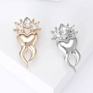 Creative Crown Tooth Brooch For Women Alloy Rhinestone Personalized Clothing Accessory Fashion Dentist Gift Medical Jewelry Pin