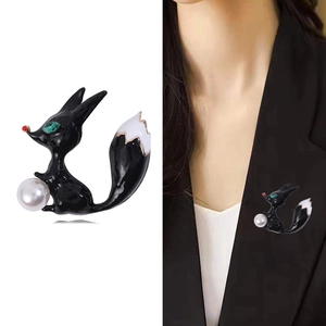 Broche renard noire élégante avec perle et yeux verts sur revers de costume