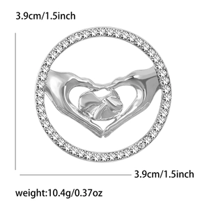 Broche argentée cœur entre les mains avec strass, mesurant 3,9 cm et pesant 10,4 g