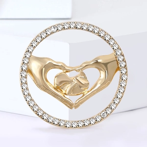 Broche créative en alliage cœur et mains pour nouveau-né avec placage or et zircons
