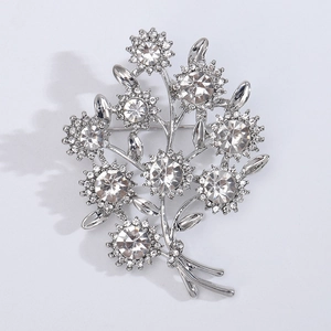 Détail de la broche bouquet de fleurs en argent avec des strass étincelants et des cristaux