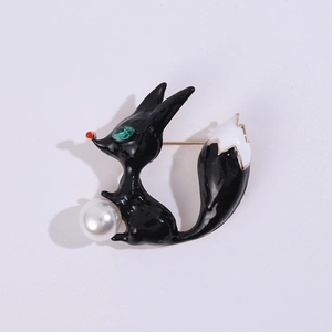 Vue détaillée de la broche renard en émail noir avec yeux verts et perle blanche