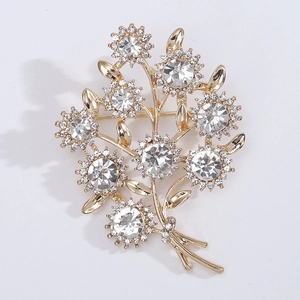 Détail de la broche bouquet avec strass transparents et alliage doré élégant