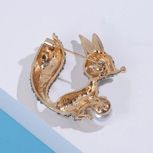 Vue détaillée du dos de la broche renard doré avec fermoir de sécurité et perle