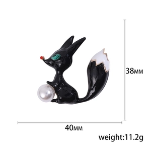 Broche renard en émail noir avec œil en pierre verte et détail perle, 40 mm de large