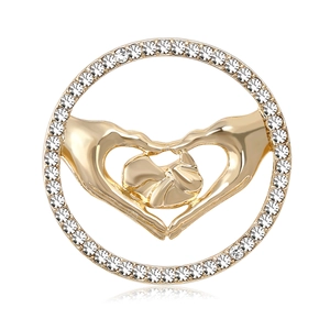 Broche cœur mains dorées avec strass brillants et relief de bébé pour femmes