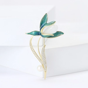 Broche magnolia élégante dorée avec feuilles en émail et une perle ronde blanche