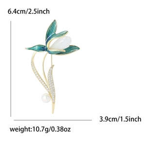 Élégante broche fleur de magnolia avec émail vert, zircons et incrustation de perle
