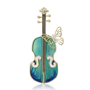 Détail de la broche violon avec émail bleu dégradé, papillon doré et incrustation zircon
