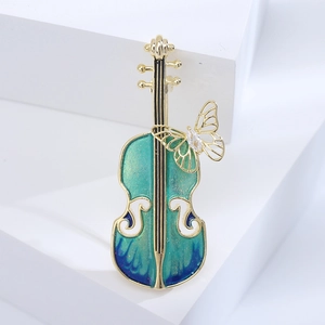 Détail de la broche violon avec émail dégradé bleu et papillon doré serti de zircons