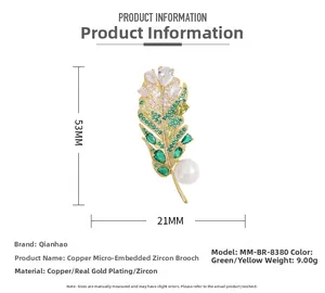 Détail de la broche plume avec zircons verts et perle, taille de 53mm sur 21mm