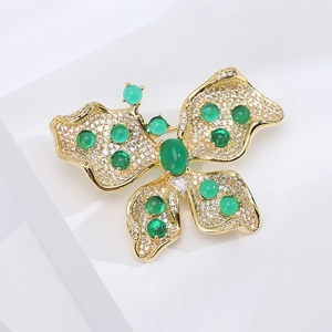 Broche papillon dorée élégante avec micro-pavé de zircons et pierres vertes de luxe