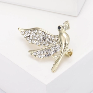 Vue détaillée d'une broche en forme d'oiseau dorée sertie de strass brillants
