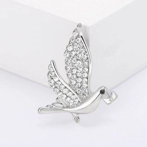 Élégante broche pigeon en argent avec strass brillants sur bloc blanc minimaliste