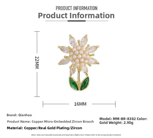 Détail de la broche tournesol avec perles blanches, zircons et feuilles vertes