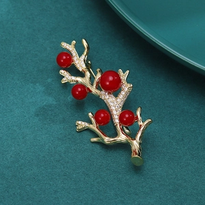 Broche branche dorée de luxe avec perles rouges et pierres de zircone scintillantes