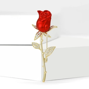 Broche rose élégante en émail rouge et zircon blanc sur un socle blanc design