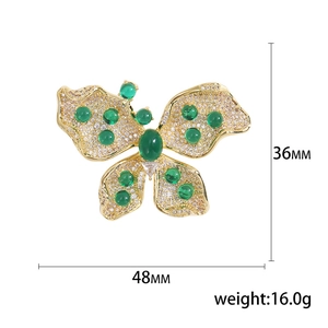 Broche papillon dorée élégante avec ailes en zircon et gemmes vertes, 36x48mm