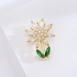Broche tournesol élégante avec perles blanches, pétales en zircon et feuilles vertes