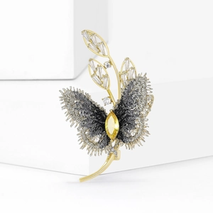 Broche papillon élégante avec ailes en fibres noires et pierre de zircon jaune sur support