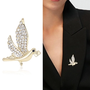 Broche pigeon dorée élégante ornée de strass brillants pour costumes et vestes