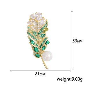 Broche plume dorée exquise avec zircons verts et perle blanche, taille 53mm x 21mm