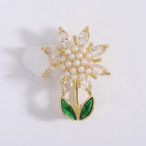Détail de broche tournesol avec perles, pétales en zircon et feuilles en émail vert