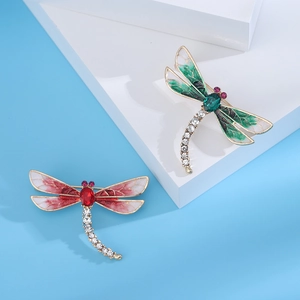 Squisite spille a libellula in smalto con cristalli scintillanti in rosso e verde