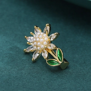 Broche tournesol exquise en métal doré, pétales de zircon et cœur en perles blanches