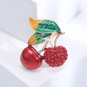 Broche cerise mignonne en émail avec strass rouges et feuille dorée sur blanc