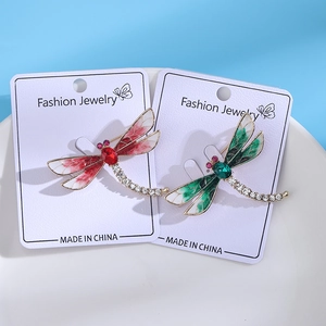 Dettaglio di spille a libellula in smalto colorato con strass in cristallo scintillanti