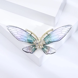 Makro-Detail der Acryl-Schmetterlingsbrosche mit lila Farbverlauf und Gold-Zirkon-Körper