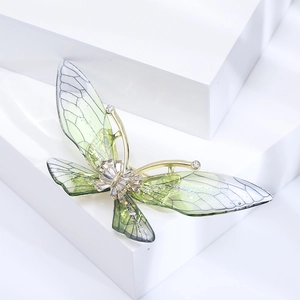 Eleganter Schmetterling-Anstecker aus Acryl mit grünen Flügeln und Goldakzenten