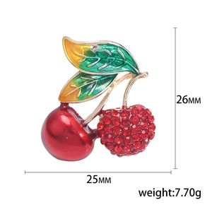 Broche cerise mignonne en émail rouge et strass dorés, taille 25mm par 26mm