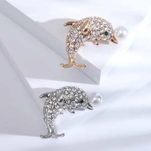 Broches dauphin élégantes avec strass brillants et perles en finitions or et argent