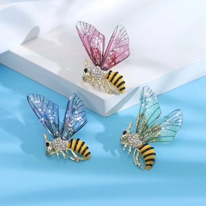 Détails de broches abeilles avec cristaux et ailes scintillantes en bleu et violet